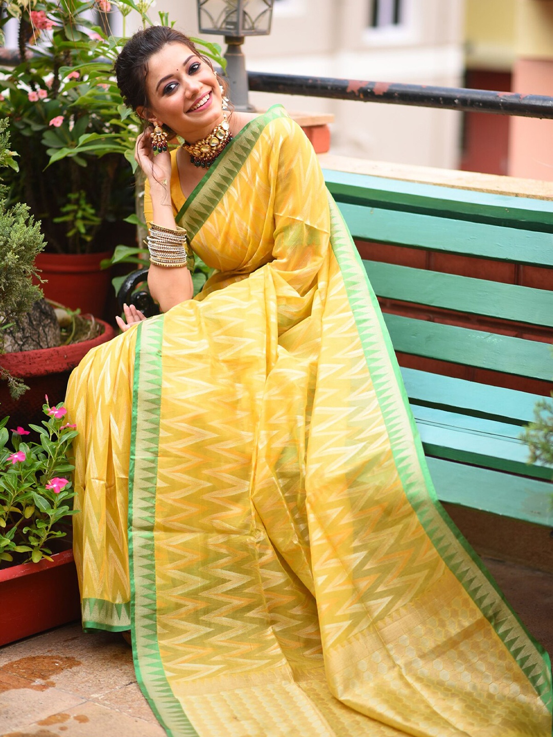 

ODETTE Striped Woven Designed Zari Saree, Yellow