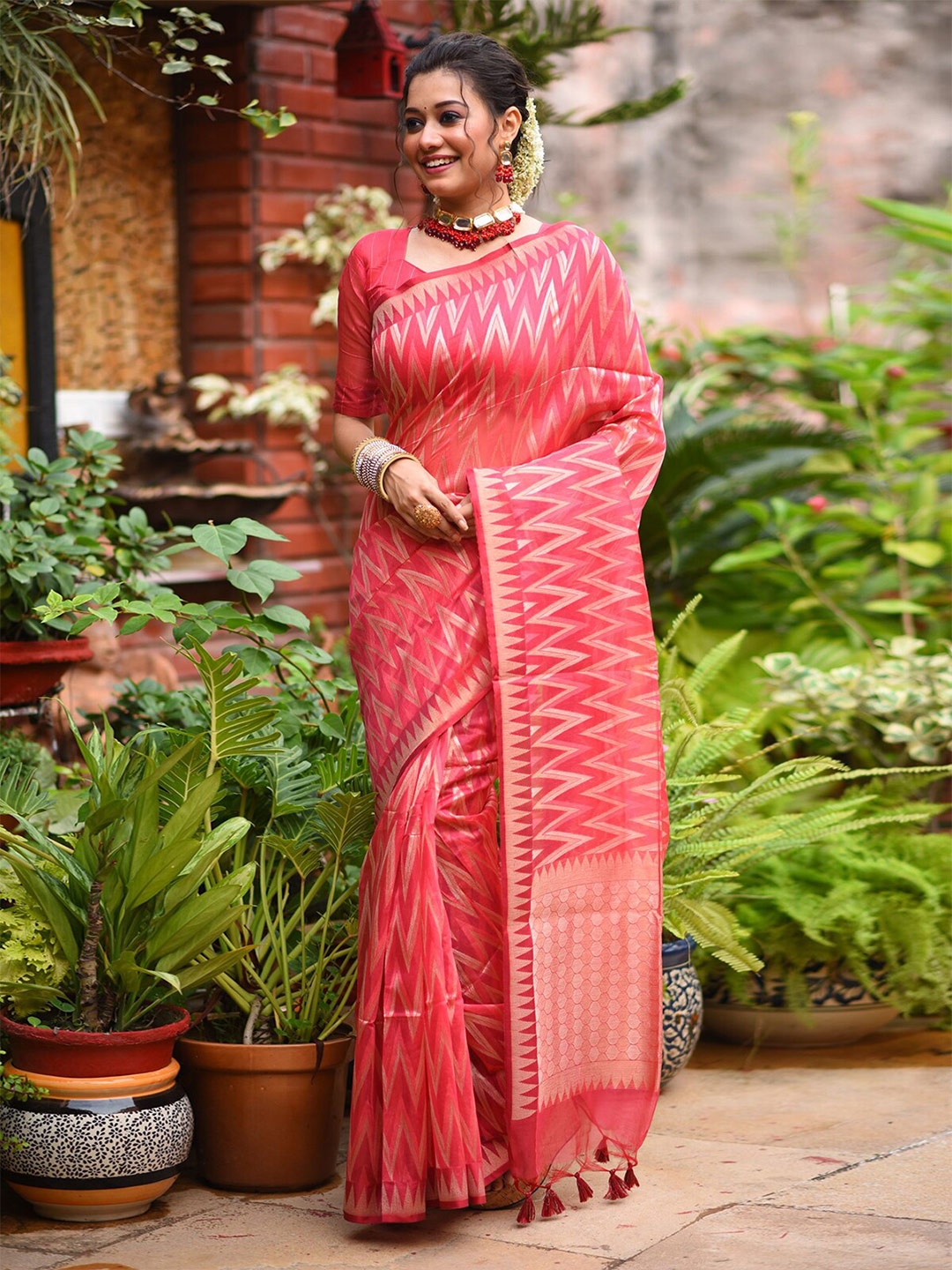 

ODETTE Striped Woven Designed Zari Saree, Red