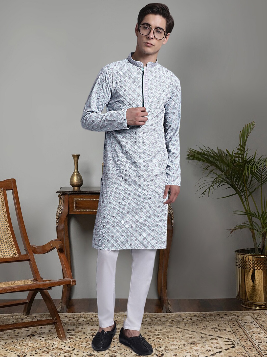 

Jompers Ethnic Motifs Embroidered Sequinned Pure Cotton Kurta with Pyjamas, Blue