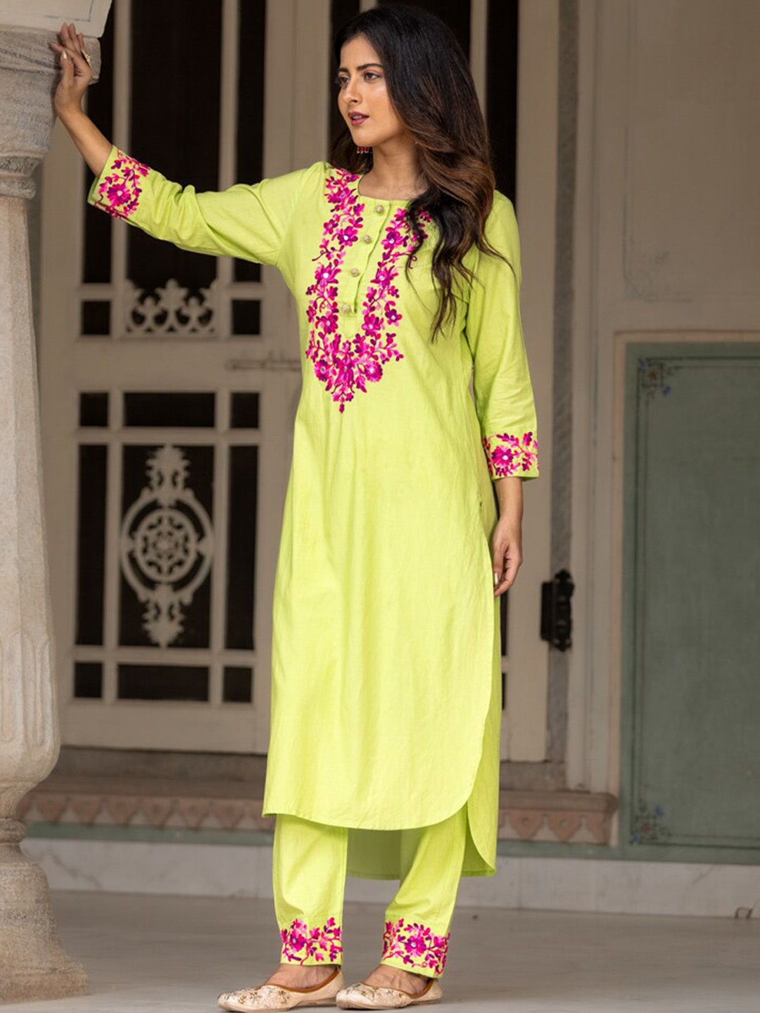 

Ambraee Floral Embroidered Straight Kurta with Trousers, Lime green