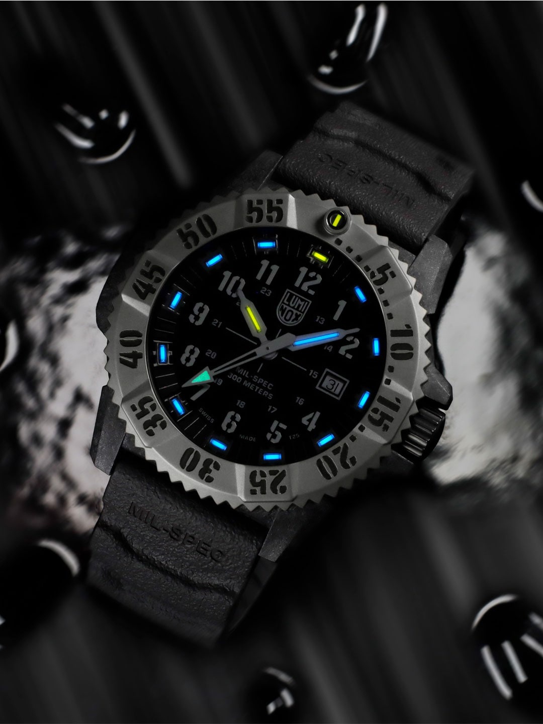 

Luminox Men Printed Dial & Bracelet Style Straps Analogue Watch XL.3351.SET, Black