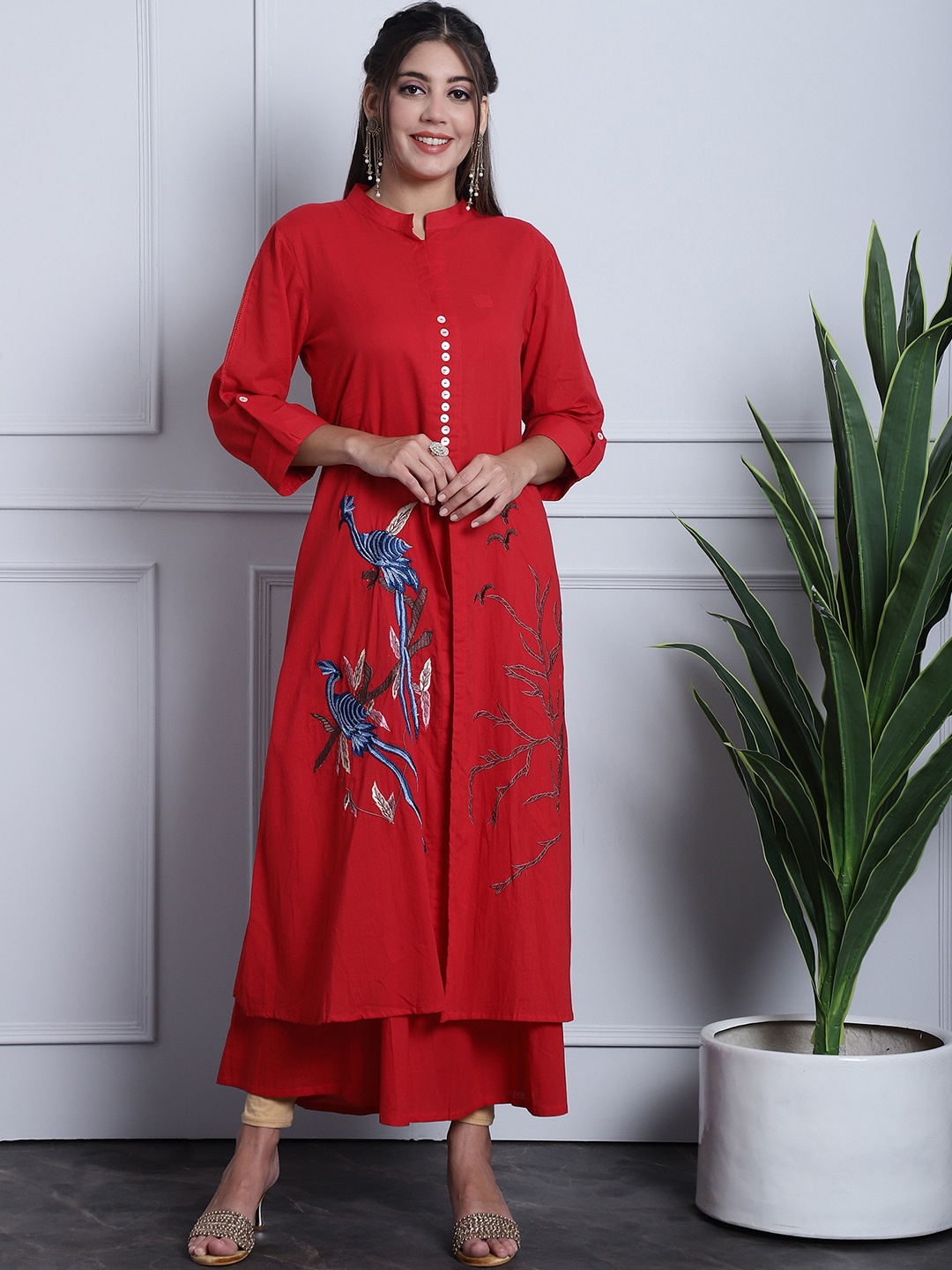 

Grancy Quirky Embroidered Mandarin Collar Roll-Up Sleeves High Slit A-Line Fusion Kurta, Maroon