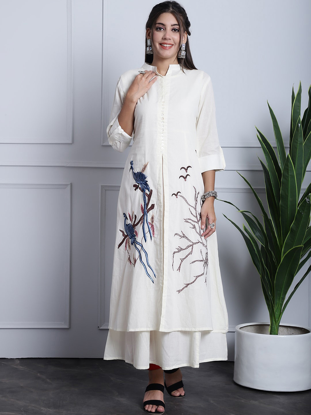 

Grancy Quirky Embroidered Mandarin Collar Roll-Up Sleeves High Slit A-Line Fusion Kurta, Cream