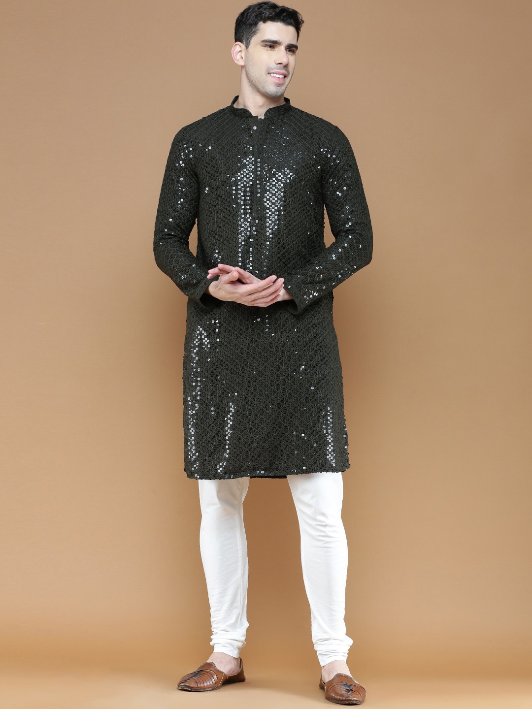 

Sanwara Geometric Embroidered Regular Sequinned Kurta With Pyjamas, Green