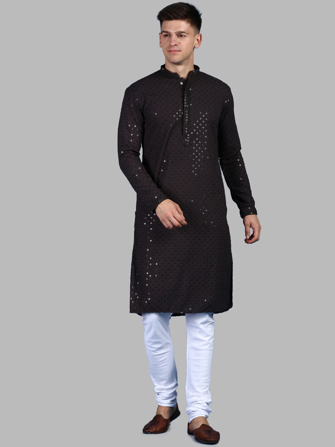 

Sanwara Geometric Embroidered Regular Sequinned Kurta With Pyjamas, Black