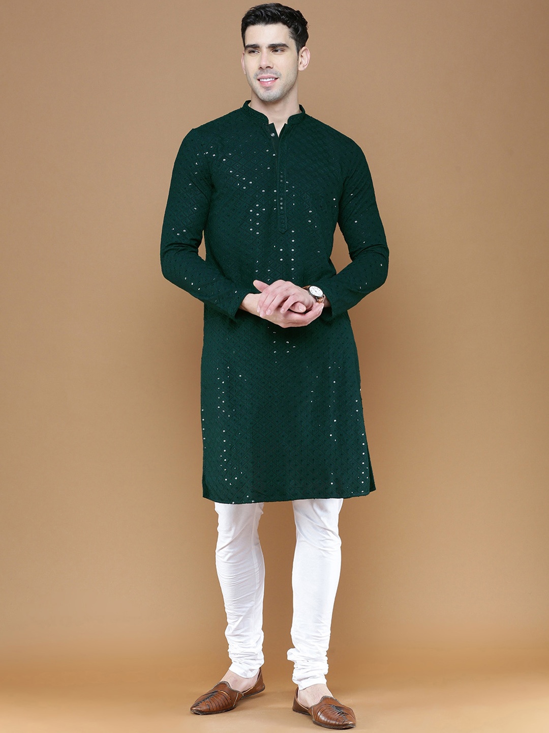 

Sanwara Ethnic Motifs Embroidered Chikankari Sequinned Kurta With Pyjamas, Green