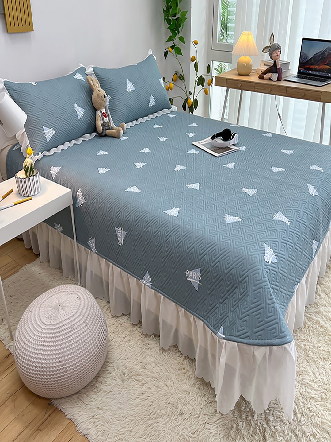 

JC Collection Blue & White Printed Double XL Bed Cover With 2 Pillow Covers