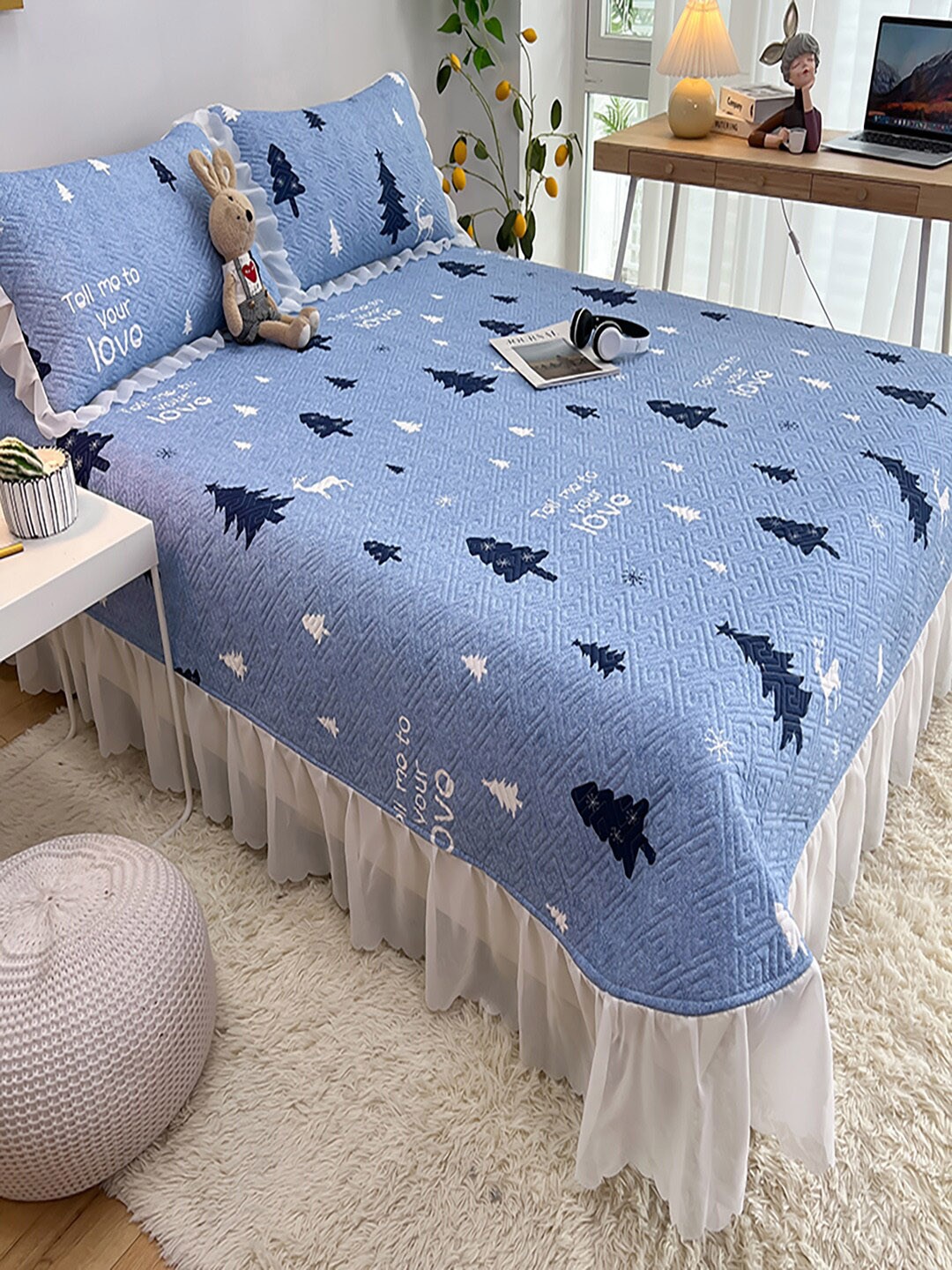 

JC Collection Blue & White Printed 162 TC Double King Bed Cover With 2 Pillow Covers