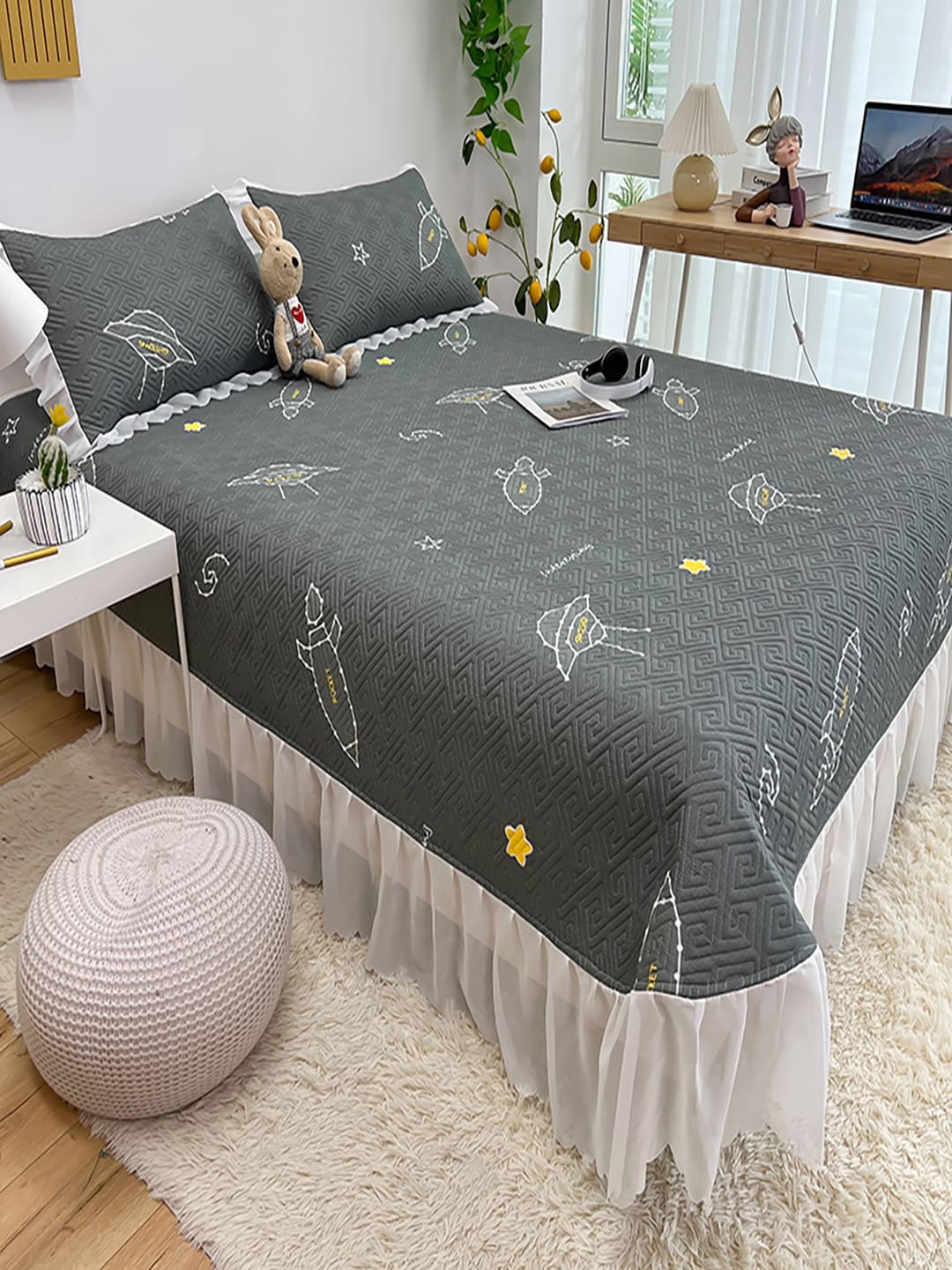 

JC Collection Grey & White Printed Double King Bed Cover With 2 Pillow Covers