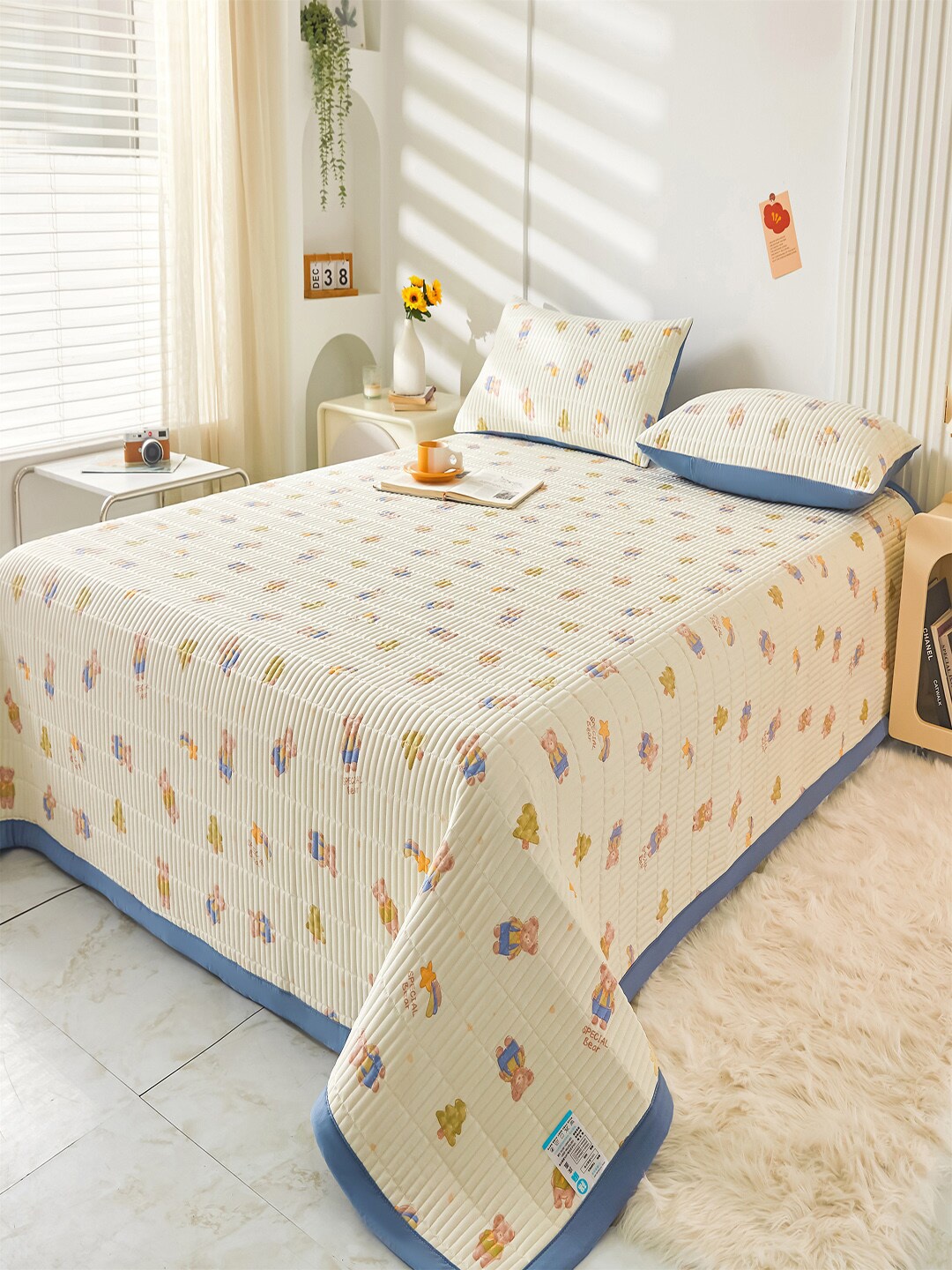 

JC HOME Beige Blue Conversational Print Double King Bed Cover With 2 Pillow Covers