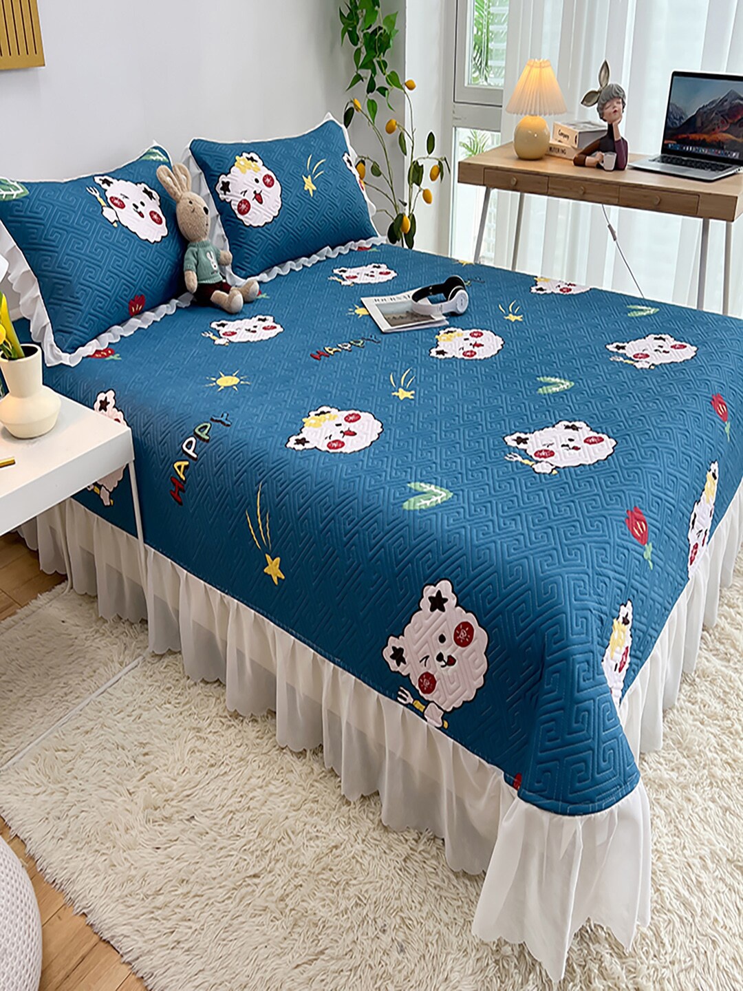 

JC Collection Blue & White Conversational Print Double King Bed Cover With 2 Pillow Covers
