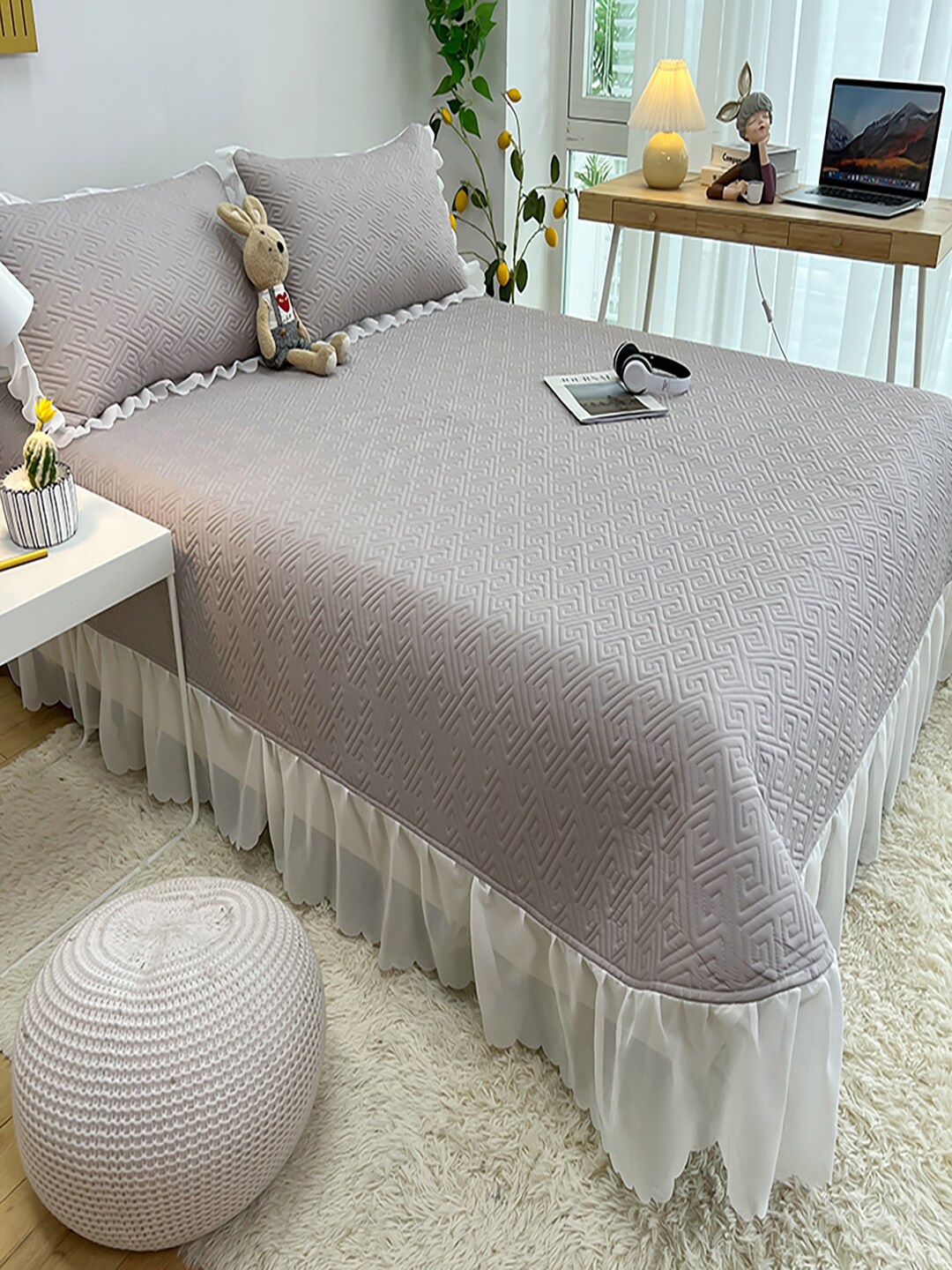 

JC HOME Grey White Printed Double Queen Bed Cover With 2 Pillow Covers