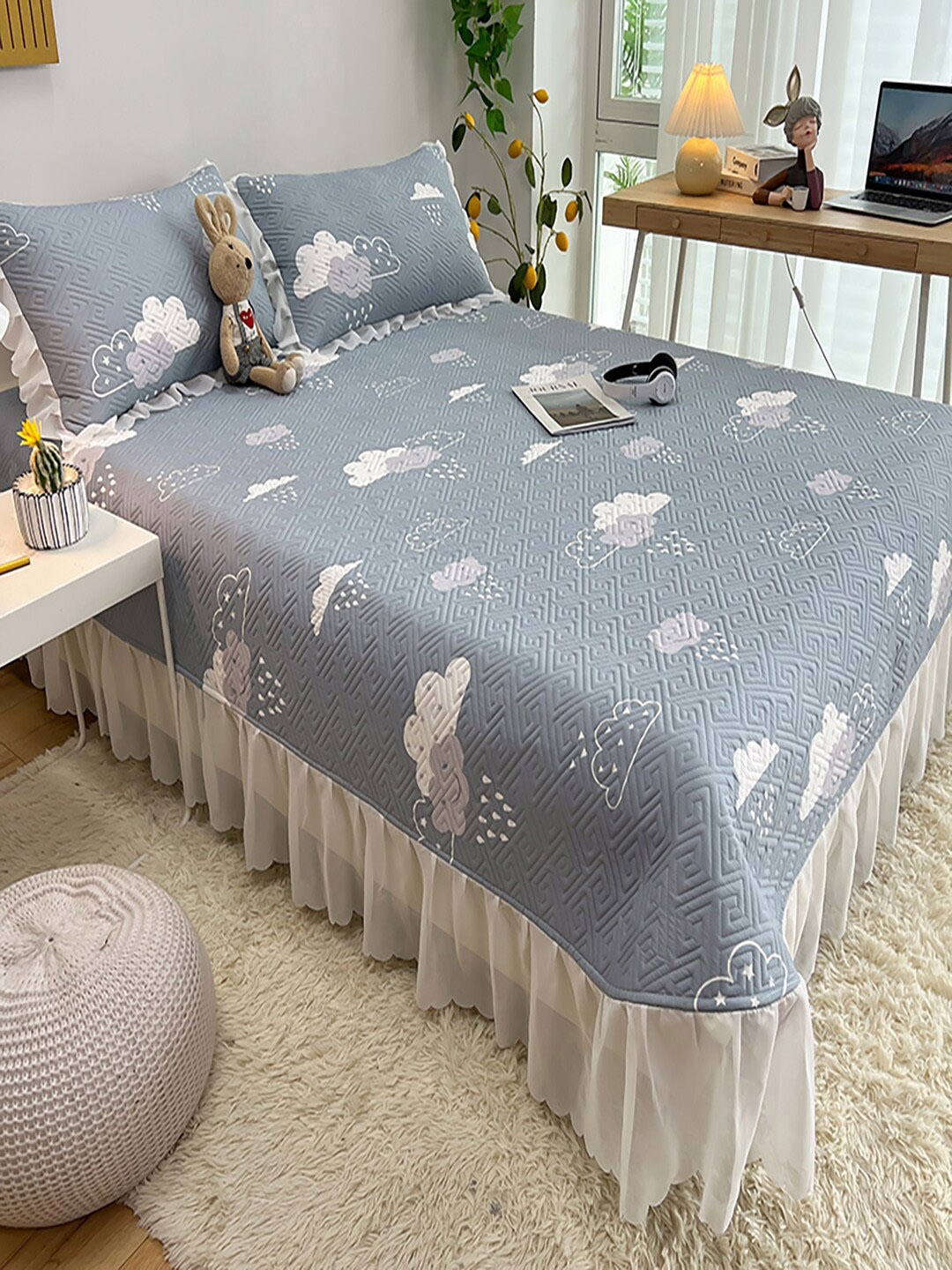 

JC Collection Grey & White Printed Double Queen Bed Cover With Pillow Covers