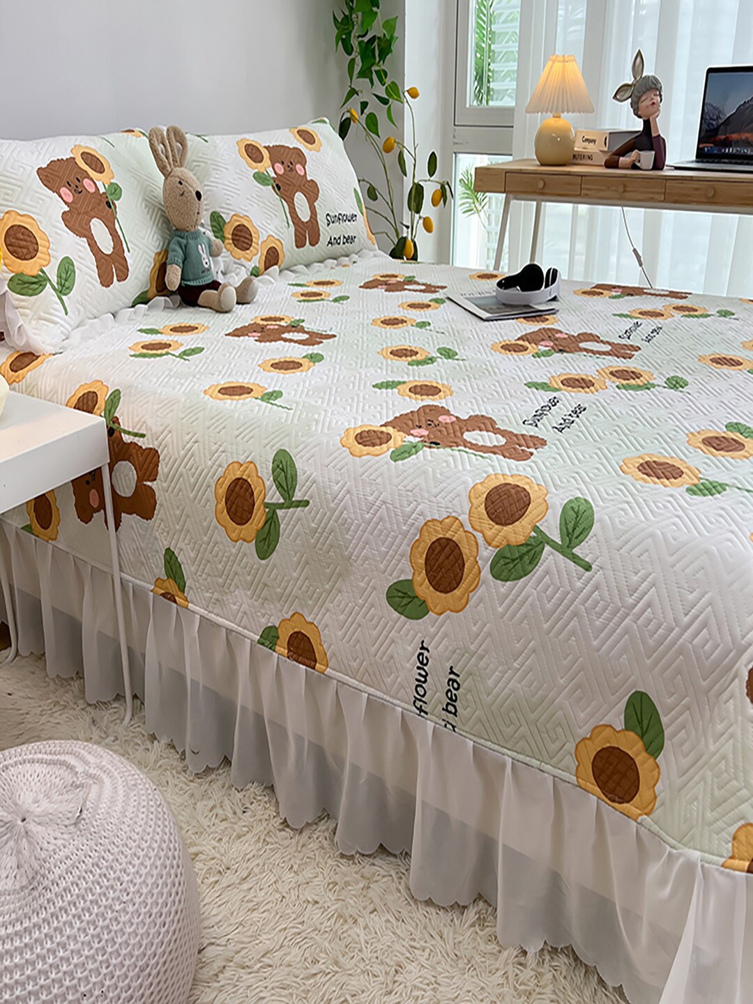 

JC Collection White & Brown Printed Double King Bed Cover With 2 Pillow Covers