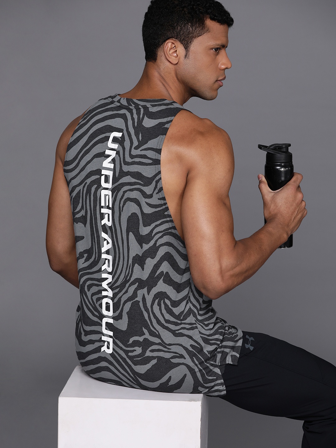 

UNDER ARMOUR Men Tiger Print Relaxed Fit T-shirt, Grey