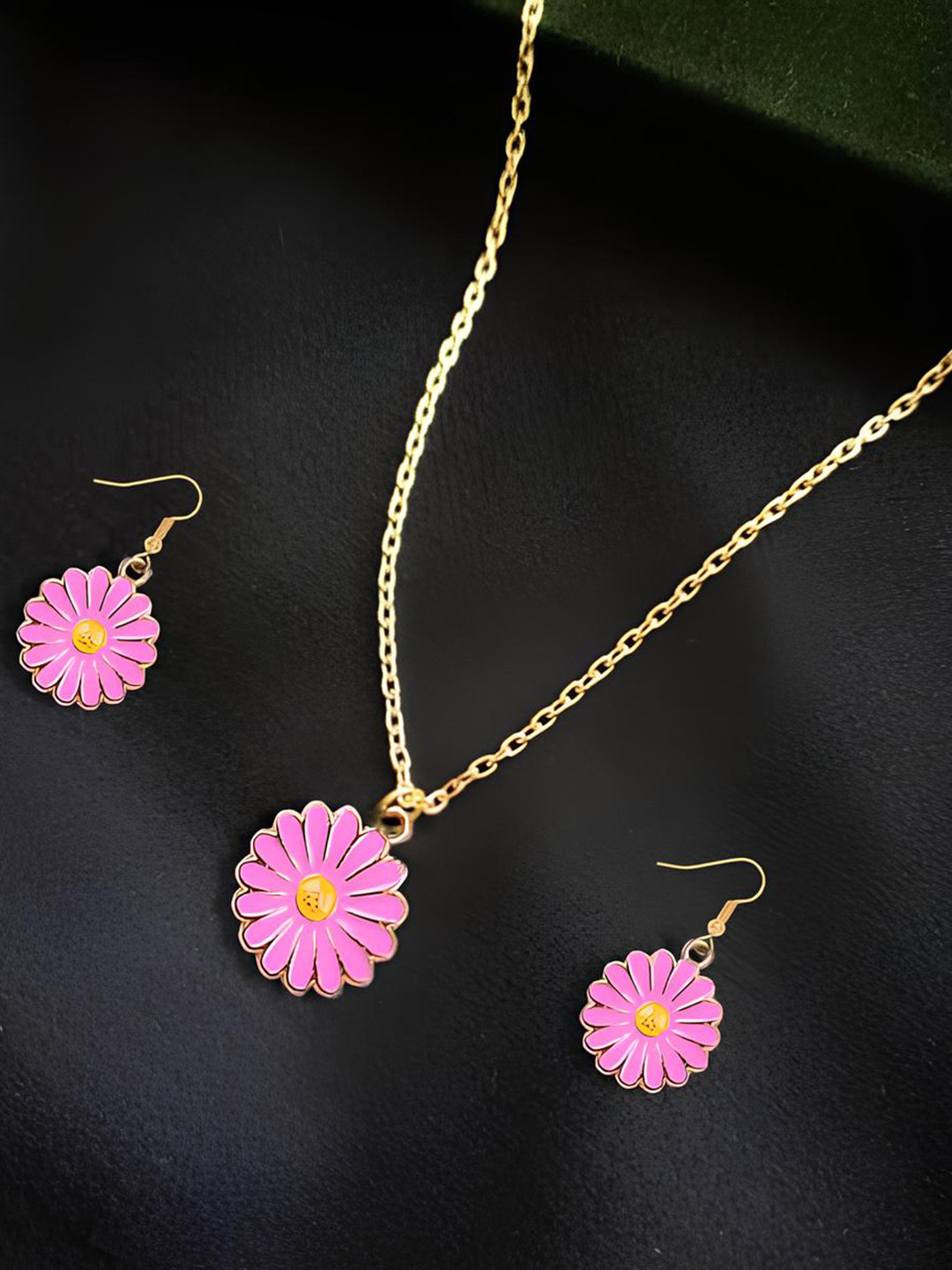 

ANNA CREATIONS Daisy Flower Pendant With Earrings, Gold