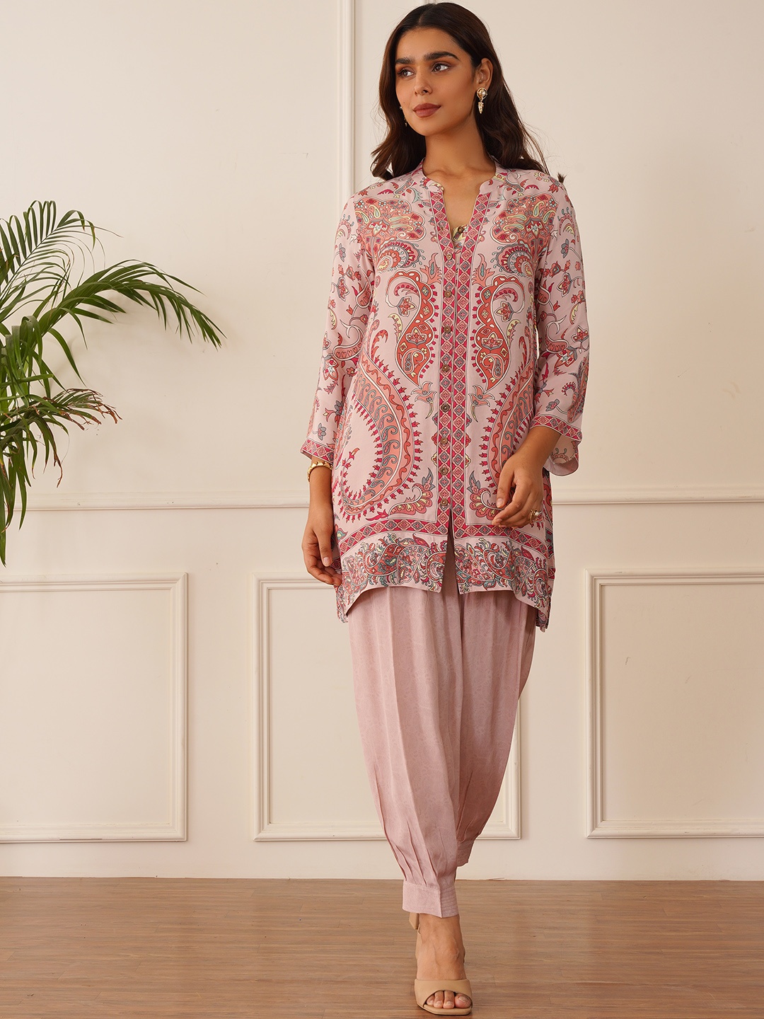 

INCHING INDIA Ethnic Motifs Printed Mandarin Collar Crepe Tunic & Trousers, Pink