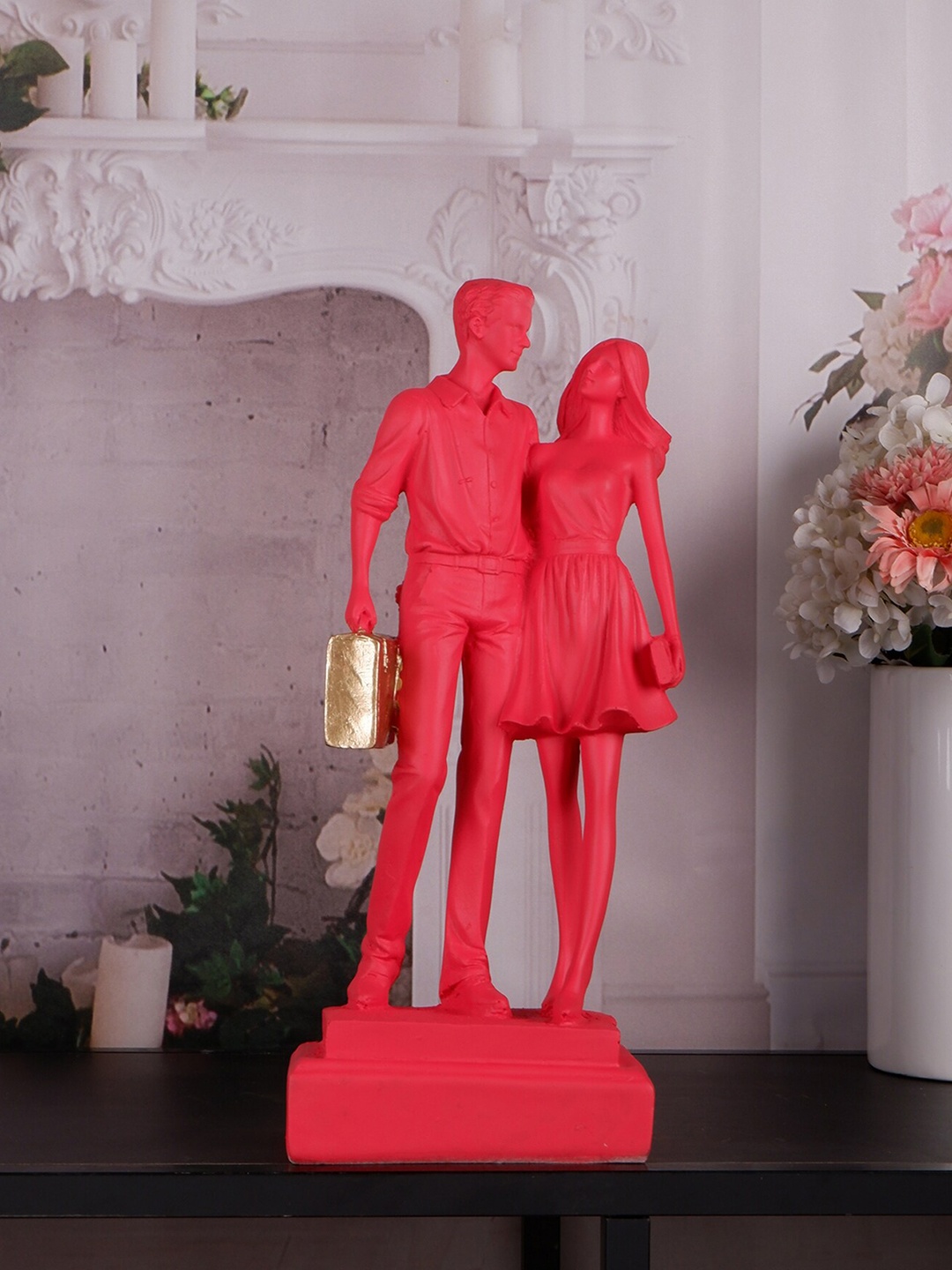 

THE WHITE INK DECOR Red & Metallic-toned Textured Couple With Bag Showpiece