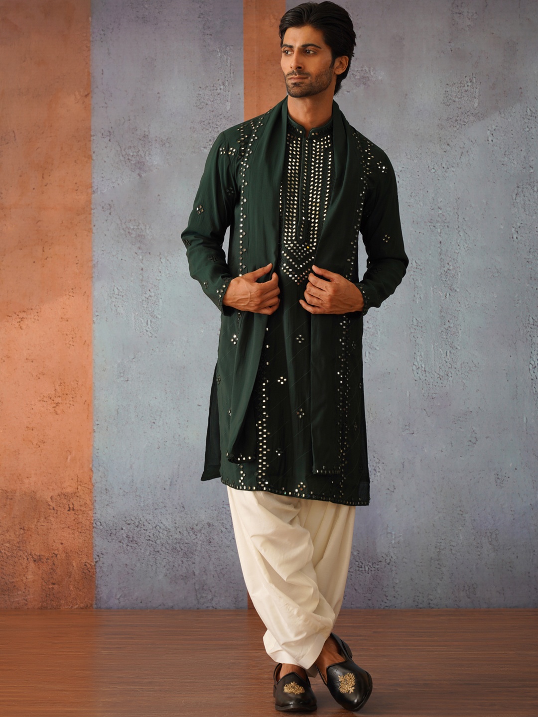 

KALPRAAG Embroidered Mirror Work Kurta Patiala with Dupatta, Green