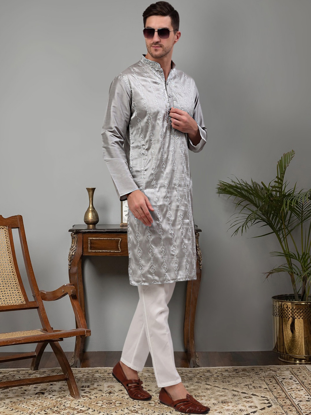 

Jompers Floral Embroidered Mandarin Collar Sequined Kurta With Pyjamas, Grey