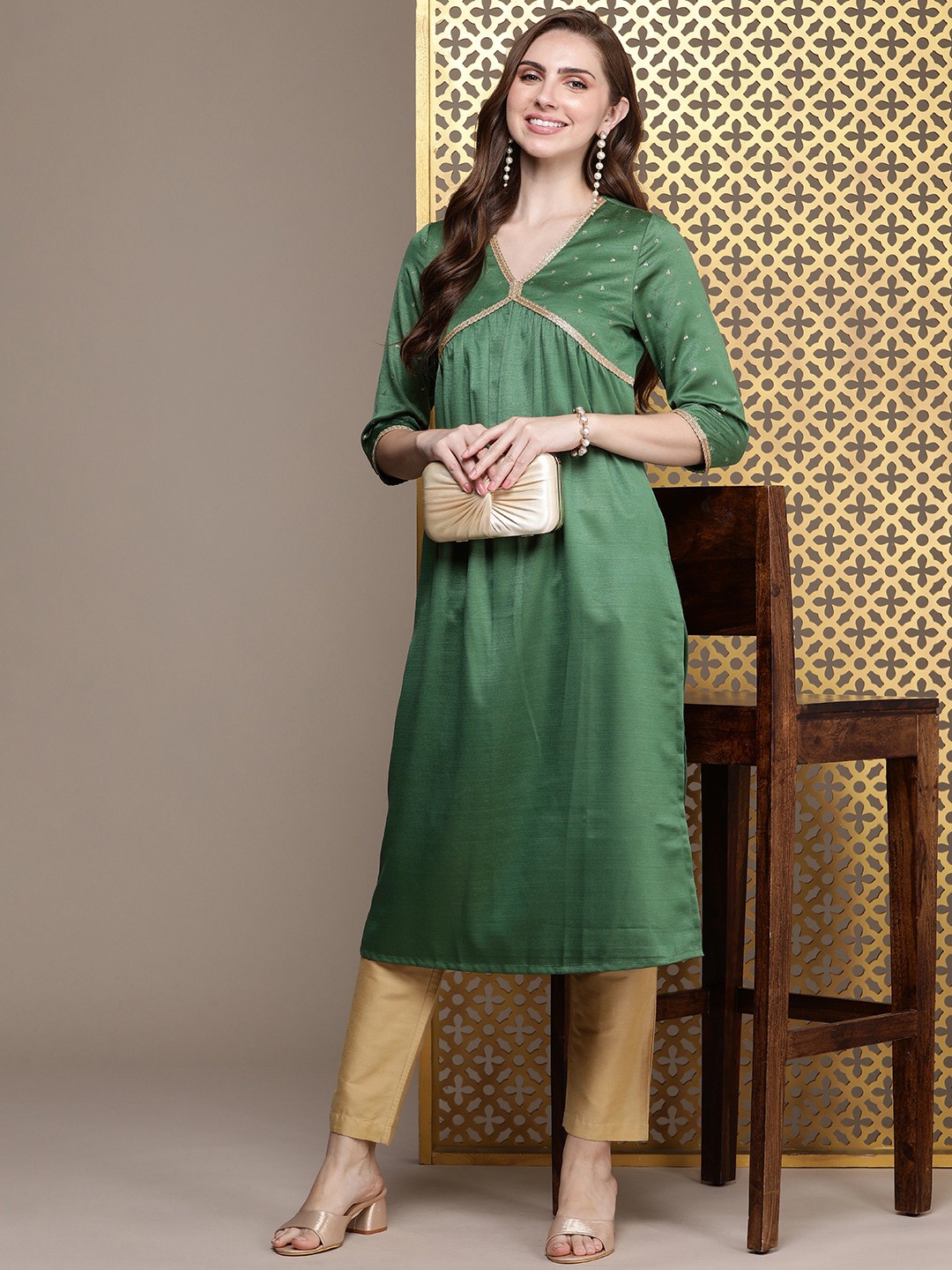

House of Pataudi V-Neck Sequinned Jashn Kurta, Green