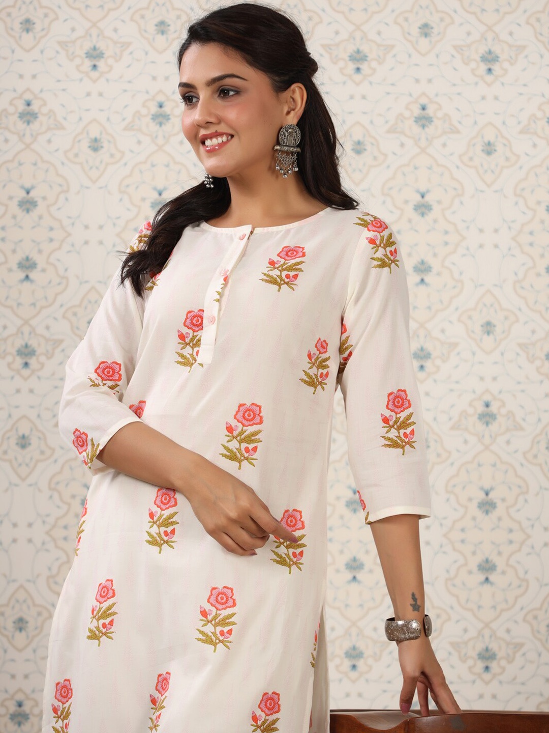 

Ode by House of Pataudi Off White Floral Printed Pure Cotton Straight Kurta