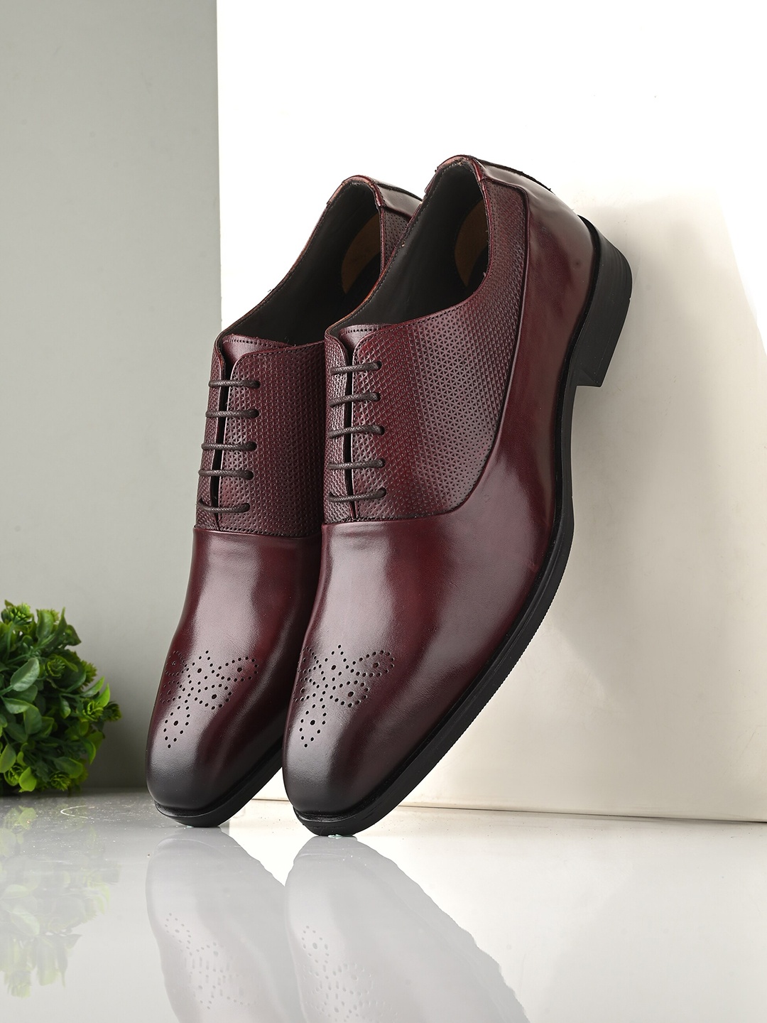 

San Frissco Men Textured Leather Formal Oxfords, Burgundy