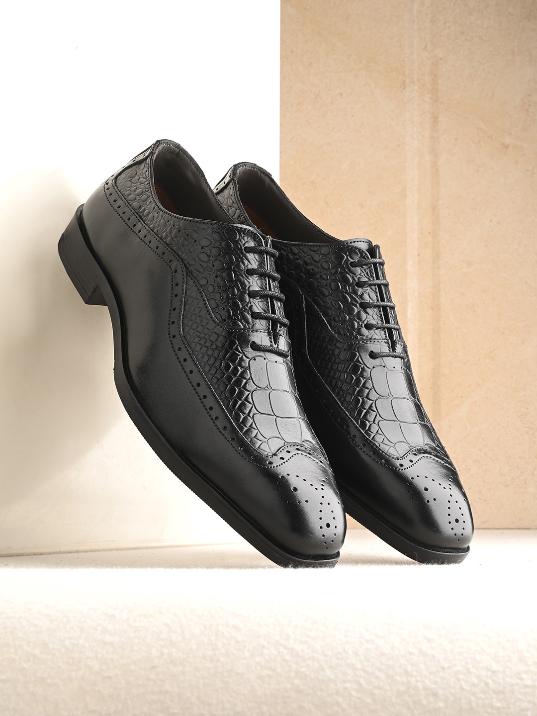 

San Frissco Men Textured Leather Formal Oxfords, Black