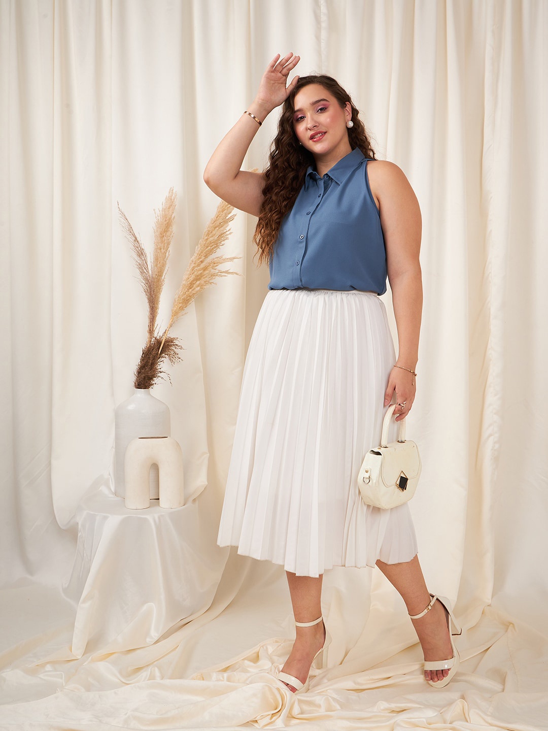 

Berrylush Curve Blue Spread Collar Sleeveless Opaque Casual Shirt