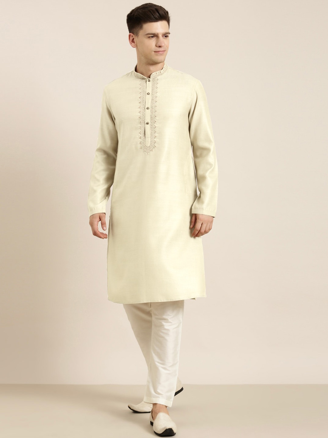 

TheEthnic.Co Floral Embroidered Regular Pure Cotton Kurta With Trousers, Cream