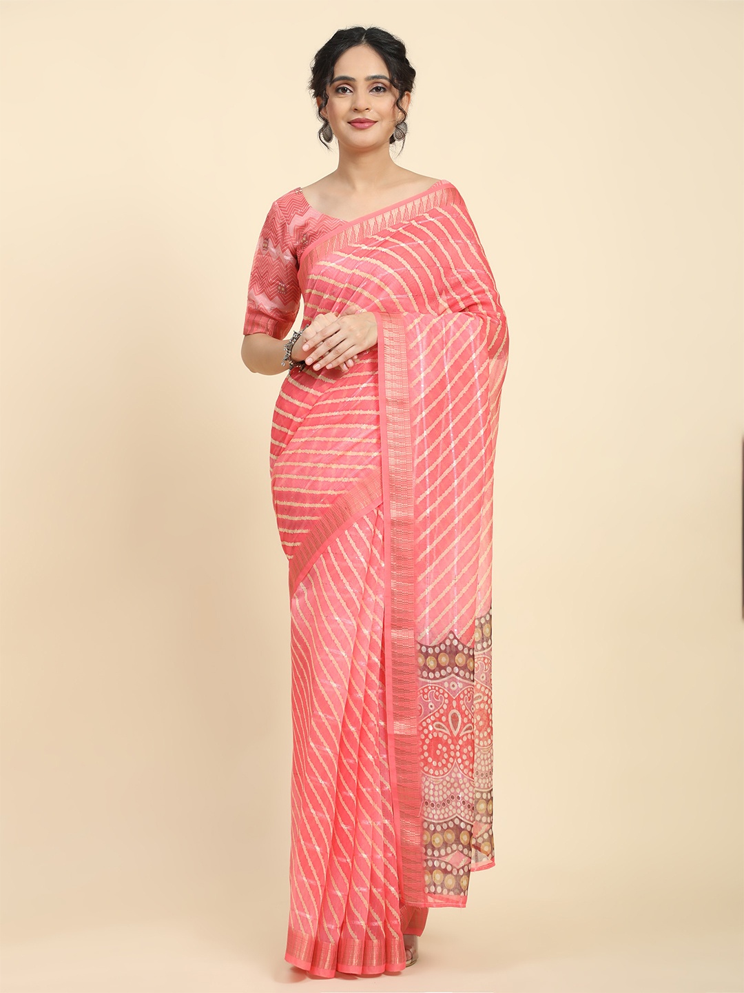 

RACHNA Leheriya Printed Zari Saree, Pink