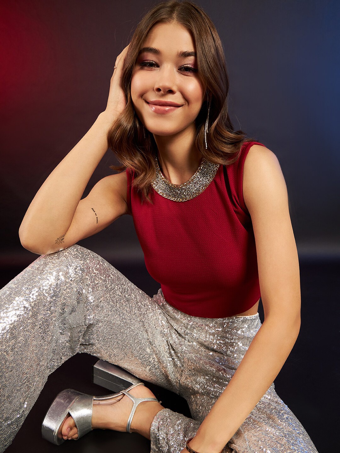 

DressBerry Red & Gold-Toned Jewel Neck Sleeveless Regular Crop Top