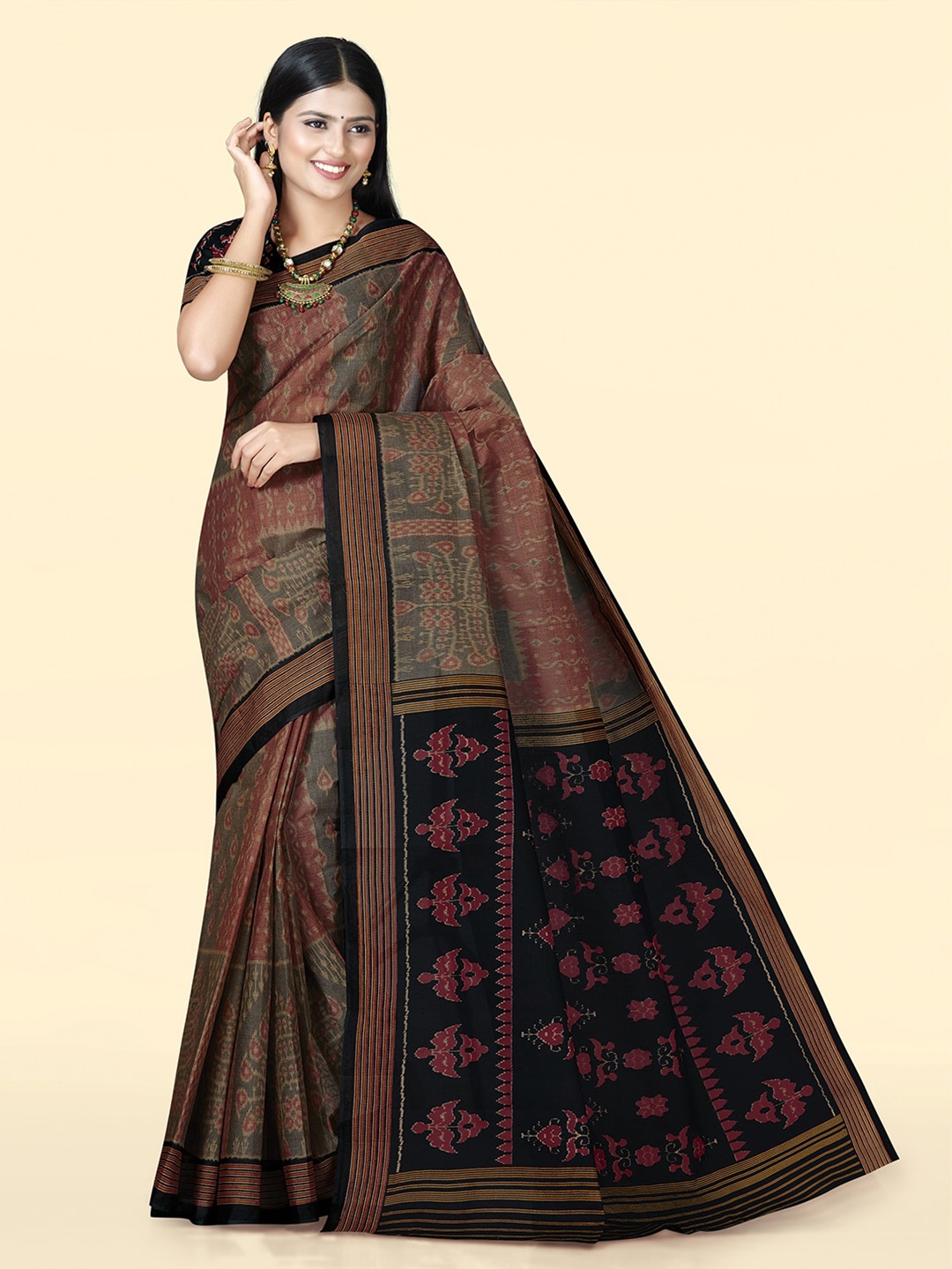 

SHANVIKA Ikkat Printed Pure Cotton Block Print Saree, Black
