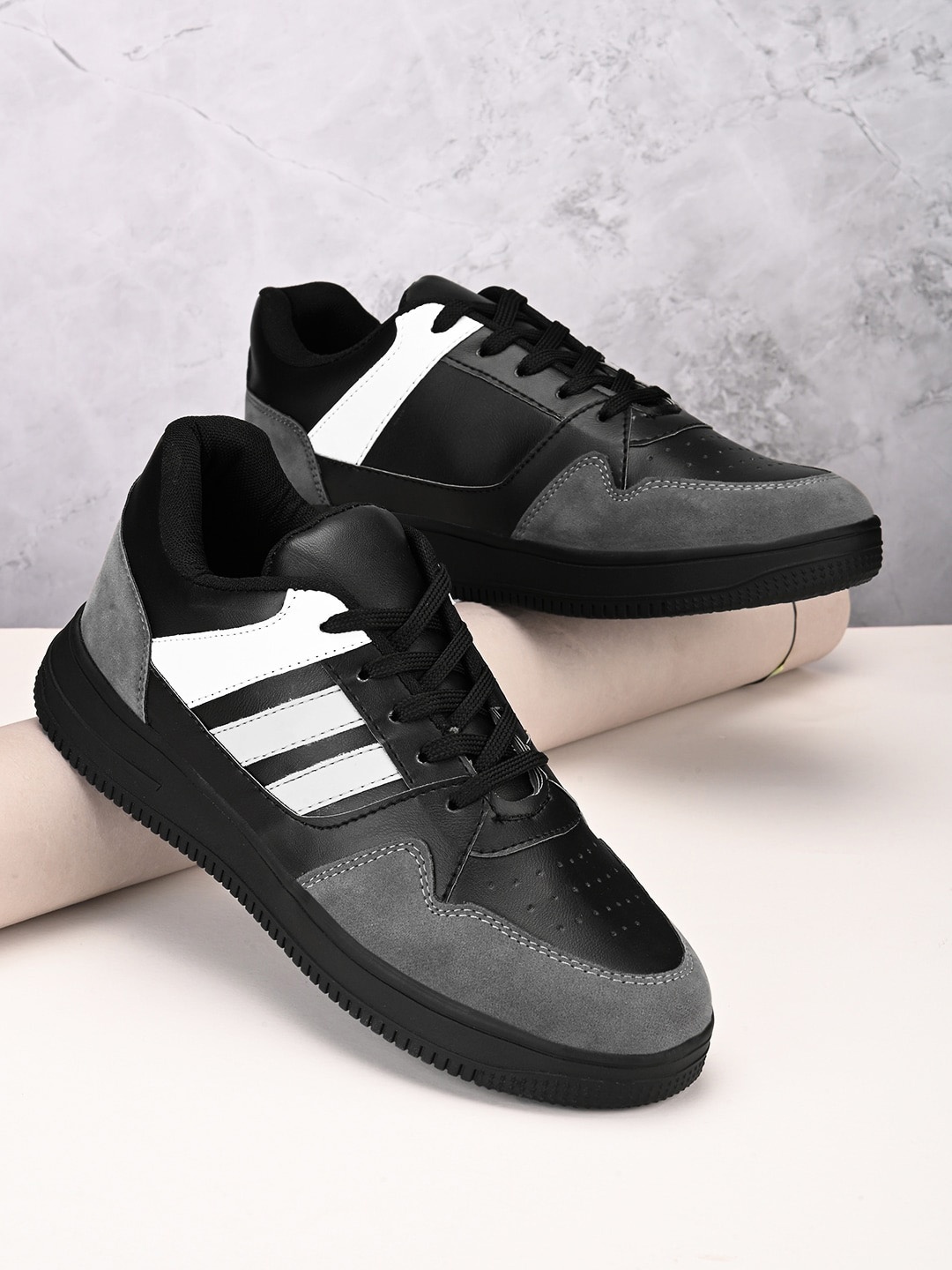 

The Roadster Lifestyle Co. Men Striped Lightweight Sneakers, Black