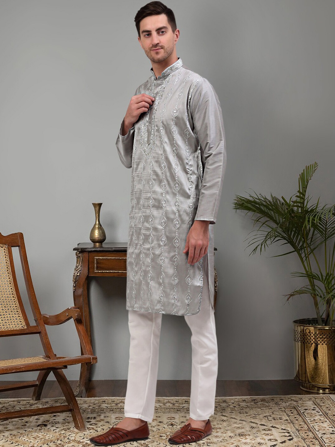 

Jompers Floral Embroidered Mandarin Collar Sequined Kurta With Pyjamas, Grey
