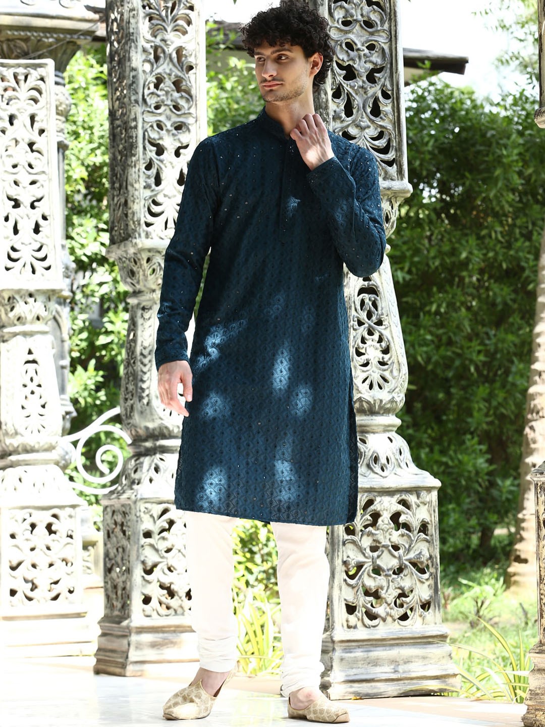 

DEYANN Ethnic Motifs Embroidered Mandarin Collar Straight Kurta with Churidar, Blue
