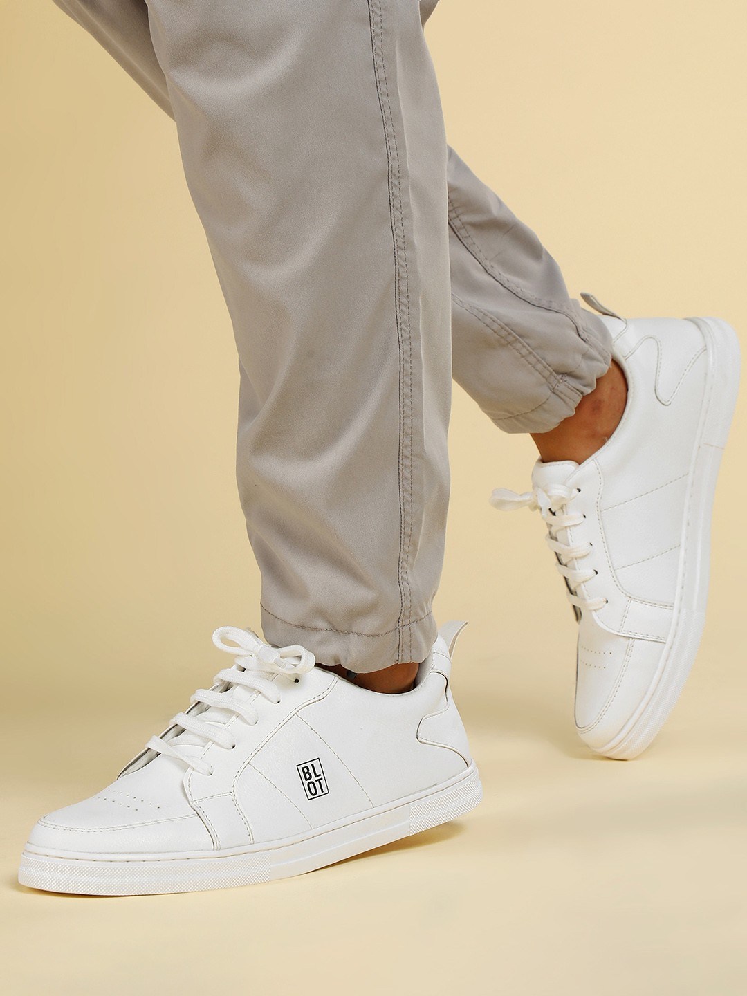 

Paragon Men Textured Lightweight Lace-Ups Sneakers, White