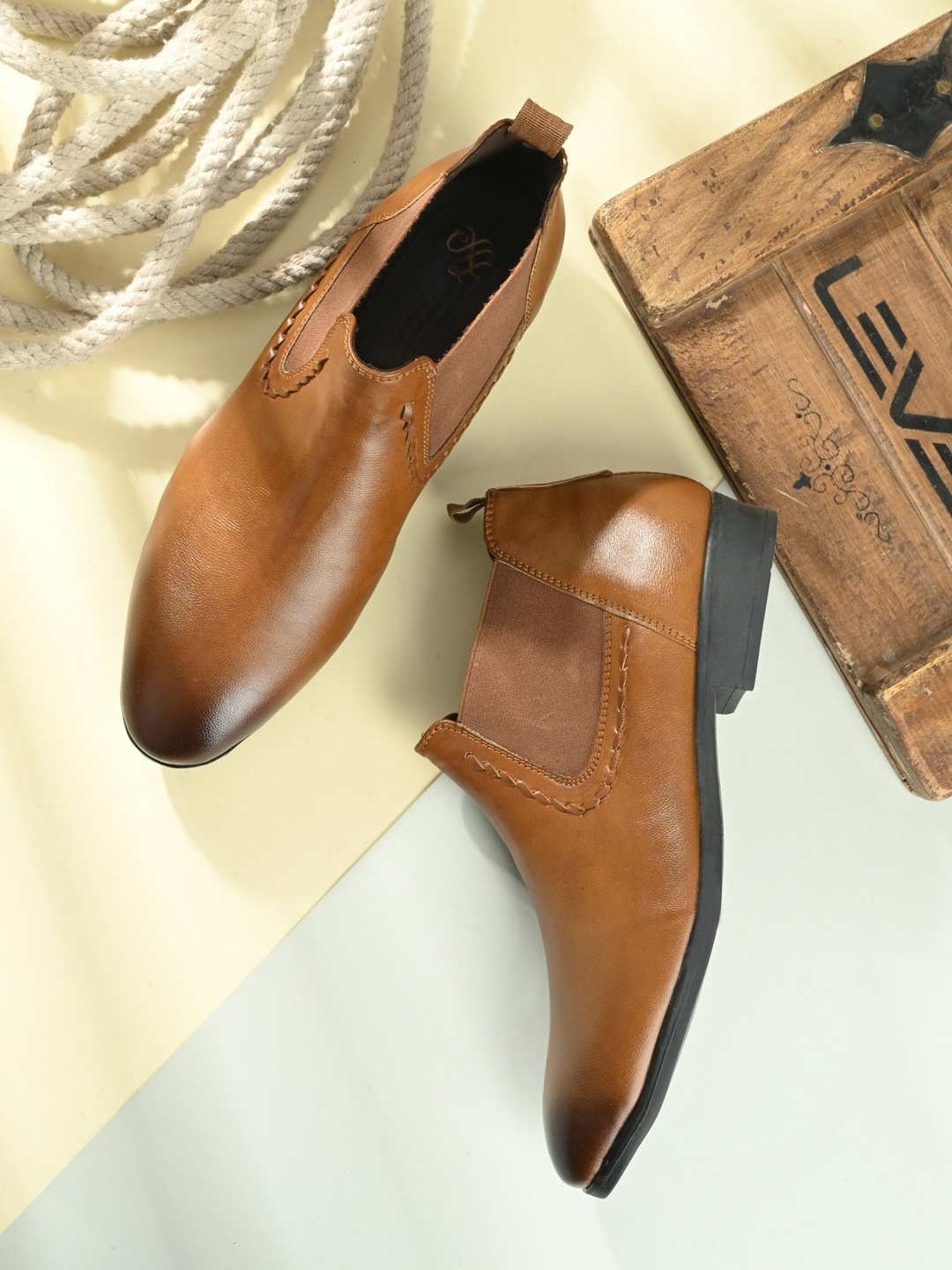 

Roadster Men Chelsea Boots, Brown