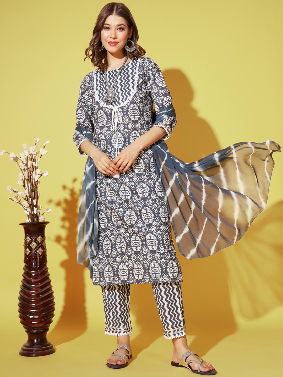 

Vbuyz Ethnic Motifs Printed Regular Kurta with Trousers & Dupatta, Blue
