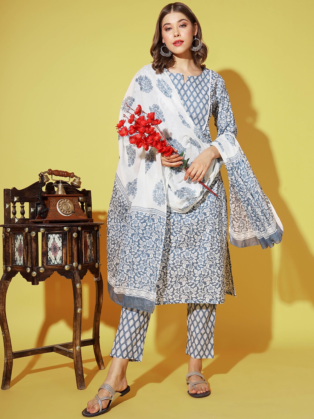 

Vbuyz Floral Printed Regular Kurta with Trousers & Dupatta, Blue