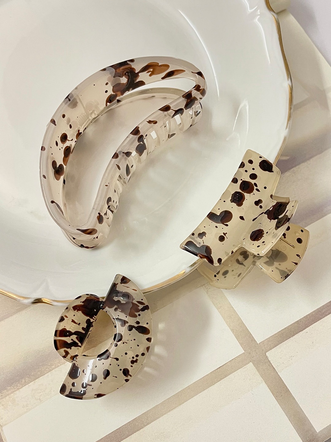 

Ayesha Set of 3 Tortoise Shell Claw Clip, Cream