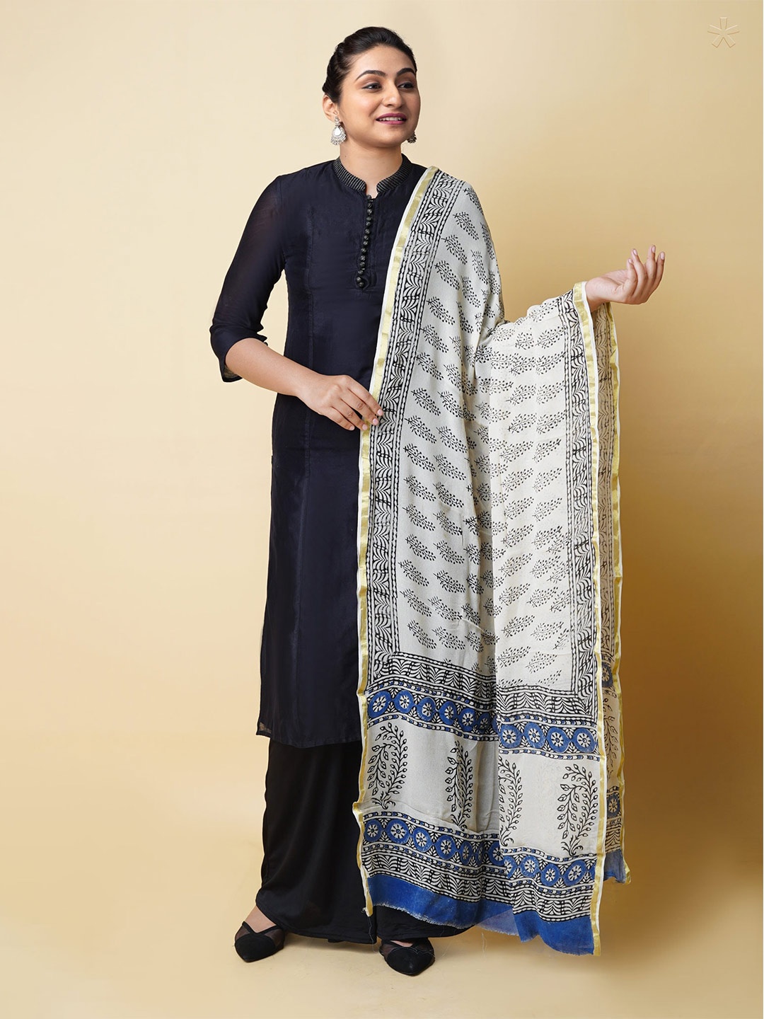 

Unnati Silks Ethnic Motifs Printed Batik Dupatta, White