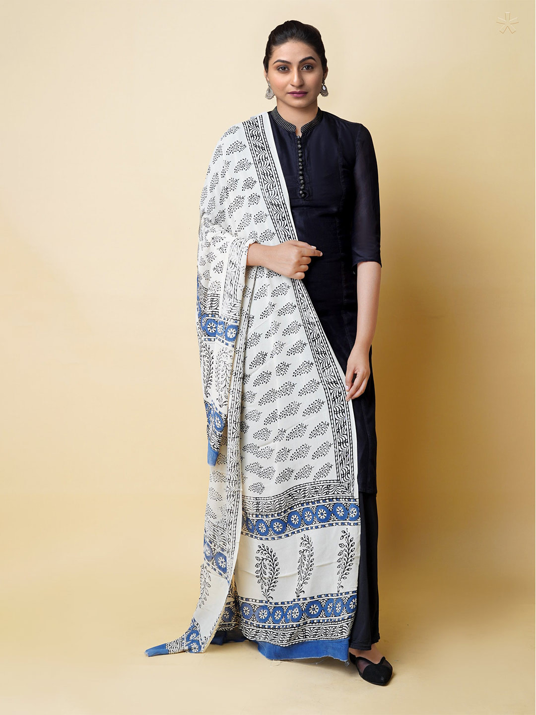 

Unnati Silks Ethnic Motifs Printed Batik Dupatta, White