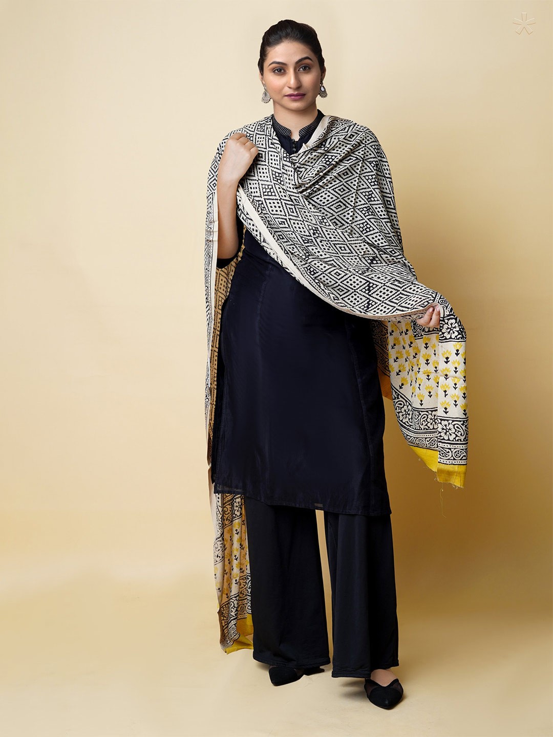 

Unnati Silks Ethnic Motifs Printed Batik Dupatta, White