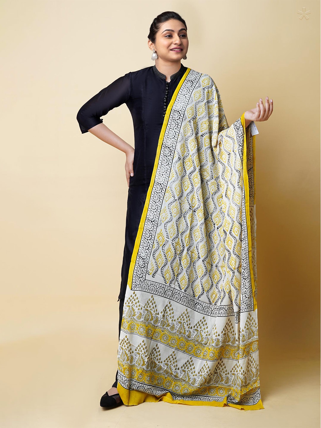 

Unnati Silks Ethnic Motifs Printed Batik Dupatta, White