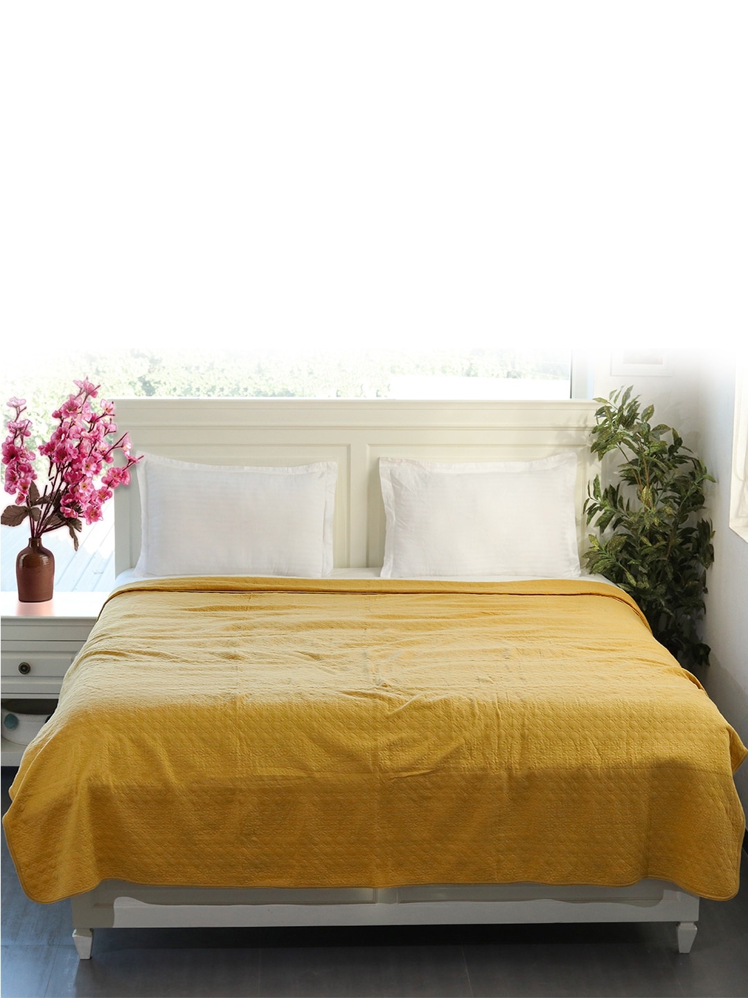 

Pluchi Yellow Ethnic Motifs AC Room 350 GSM Double Bed Quilt