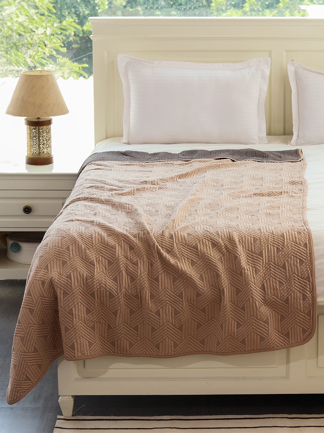 

Pluchi Beige Geometric AC Room 350 GSM Single Bed Quilt