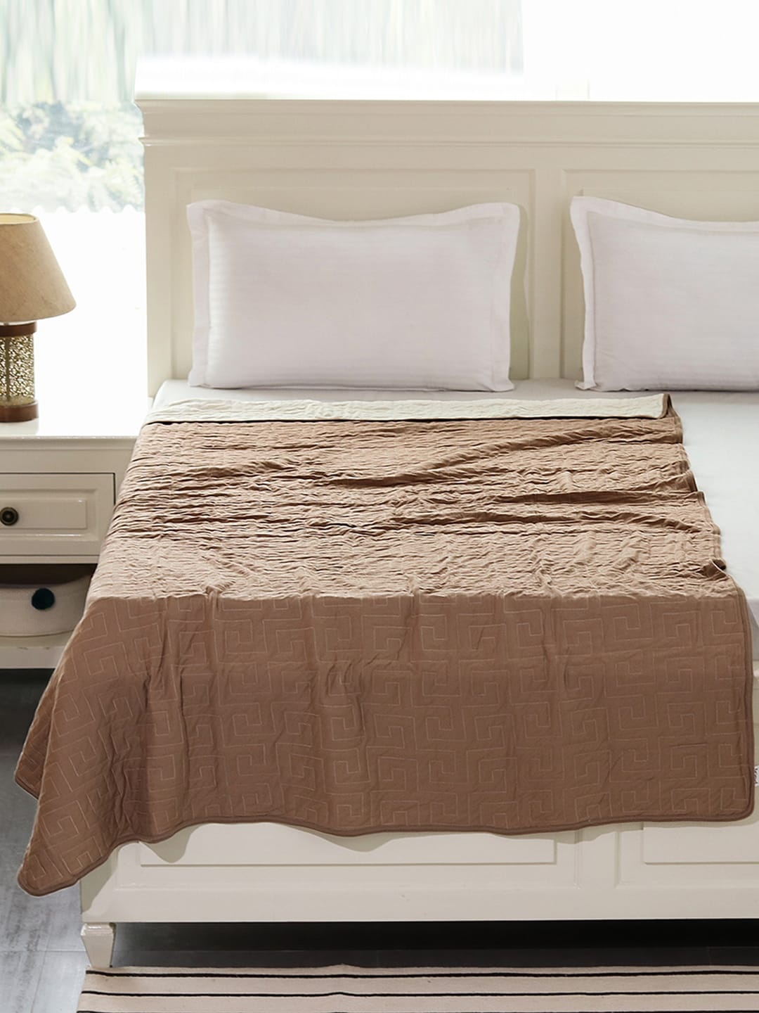 

Pluchi Beige Geometric AC Room 350 GSM Single Bed Quilt