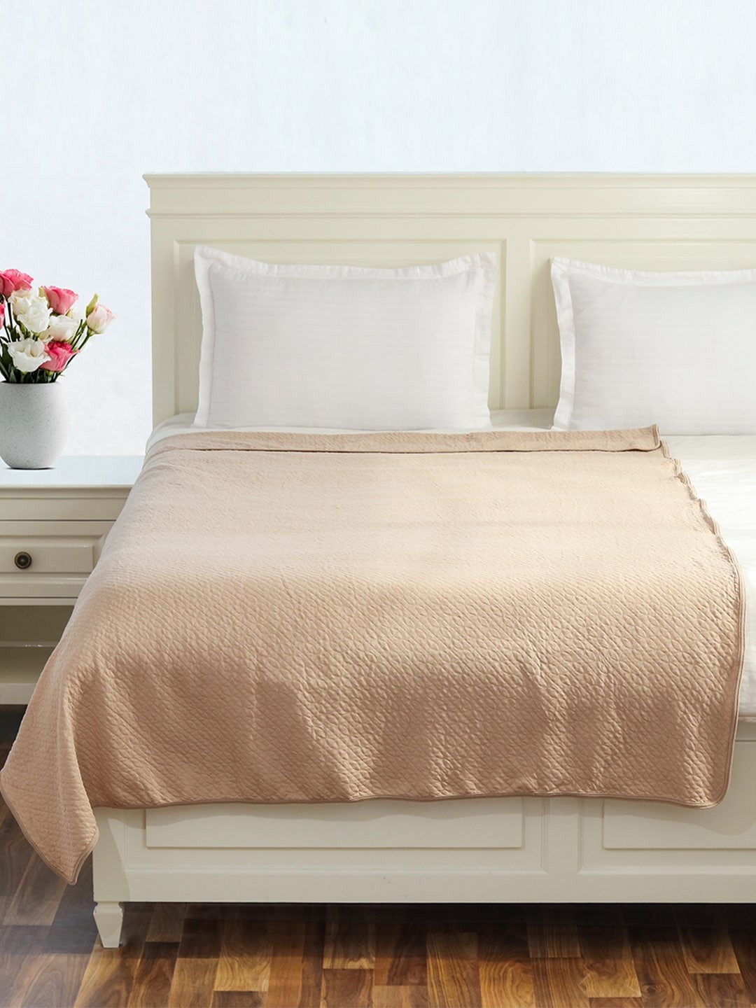 

Pluchi Beige AC Room 350 GSM Single Bed Quilt
