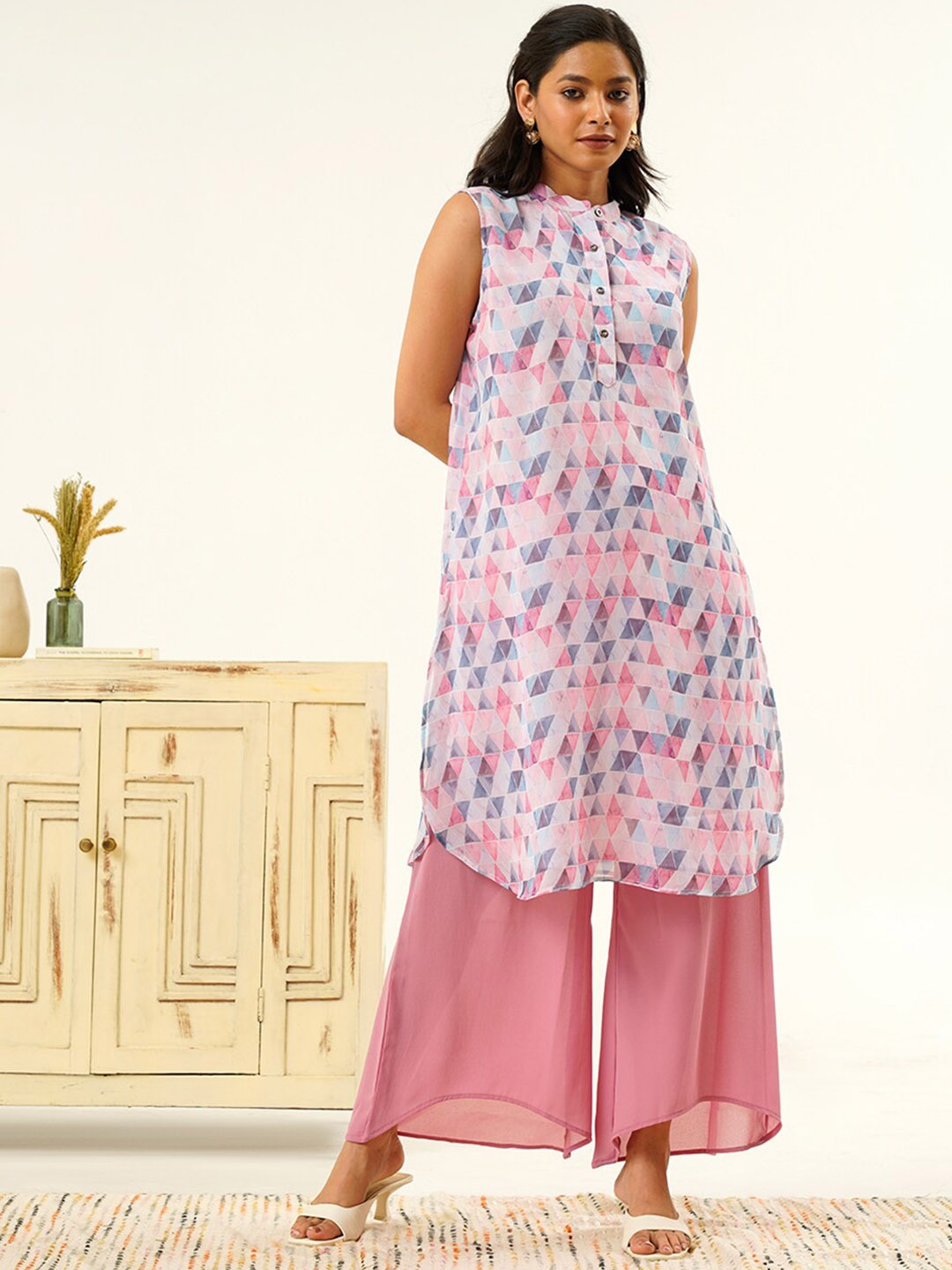

indy Raaga Georgette Band Collor Straight Kurta With Georgette Solid Palazzos, Pink